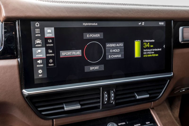 Das Navigationssystem im „klugen“ Cayenne berechnet Fahrstil, Entfernung bis zum Ziel oder auch die Beschaffenheit des gerade befahrenen Geländes. Daraus ermittelt er die jeweils sinnvollste Antriebsart. (Bild: Porsche)