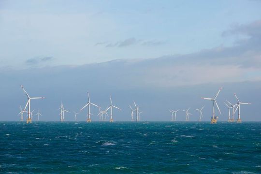 Die Inspektion von Windraftanlagen ist vor allem offshore teuer und zeitraubend, weshalb man Rotorblätter oft auf Verdacht einfach austauscht. Das ist aber nicht besonders nachhaltig. Jetzt gibt es eine Methode, die Schäden bequemer ermittelt, um ein fragliches Blatt gezielter zu tauschen.(Bild:  Fraunhofer-IIS)