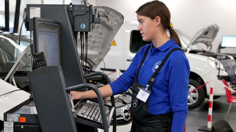 Franziska Schlüter aus Hessen auf der Suche nach einem Fehler in der Klimaanlage eines Opel Corsa. (Bild: Schmidt – autoFACHMANN)