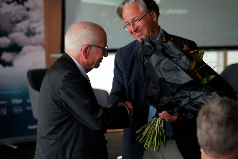 ... traf Prof. Heinz Lohmann ein. Er sollte noch vor der Diksussionsrunde die Keynote der Veranstaltung halten, schwebte zum geplanten Zeitpunkt jedoch noch selbst „über den Wolken“, da sein Flieger Verspätung hatte.  (Bild: © Martin Geidobler / nursIT Institute)