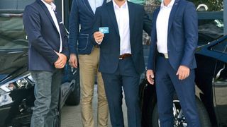 V. li.: Peter Jakob, Autohaus Jakob, Marcel Gerblich, Santander Consumer Bank, Benjamin Jakob, Autohaus Jakob, und Ronny Böttcher, Santander Consumer Bank, freuen sich, dass das Carsharing-Projekt in Petersberg erfolgreich gestartet ist. (Bild: Mauritz)