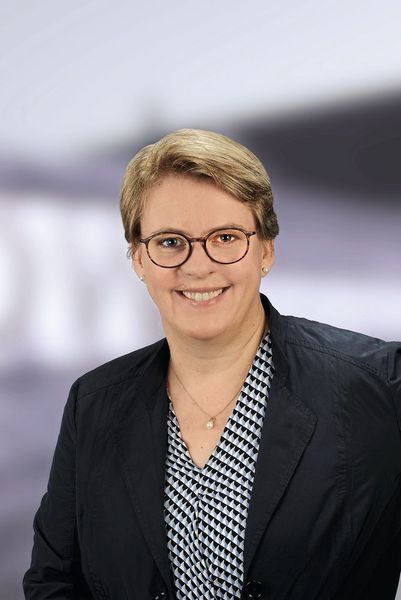 Erweiterung der Geschäftsführung: Gemeinsam mit Hans Ort als alleinigem Gesellschafter bildet Andrea Ort-Hack in Zukunft die Führungsspitze der GDW Werkzeugmaschinen GmbH. Die 48-jährige Diplom-Betriebswirtin hat seit acht Jahren kaufmännische Leitung und ist Prokuristin von GDW. Sie sieht ihren Schwerpunkt im weiteren Ausbau des Unternehmens und legt dabei besonderen Wert auf die Bereiche Innovation und Technik. (GDW Werkzeugmaschinen GmbH)