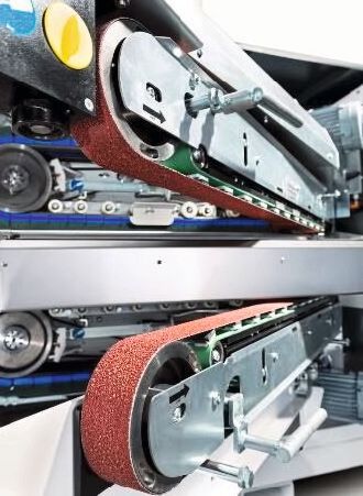 Die SMB-L 1500 verfügt über ein vorgeschaltetes Aggregat mit Schleifpapier. Auch dies trägt dazu bei, effiziente Prozessabläufe sicher zu stellen. (Bild: Lissmac)