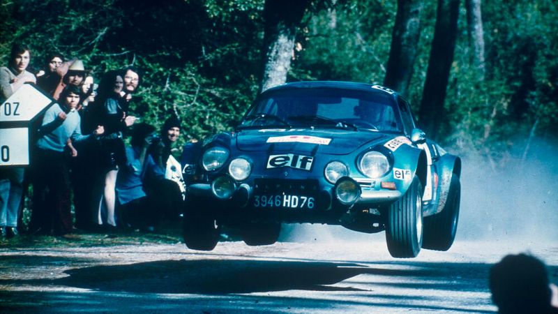 Legendärer Leichtbausportler in Blau: Die Alpine A110 wurden in den 60er- und 70er-Jahren oft in der traditionellen französischen Rennfarbe lackiert. (Bild: Alpine)