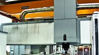 Insgesamt rund 3 Mio. Euro investierte Stama in eine Portalfräsmaschine Multitec 3000 FT von Waldrich Coburg, um die Bearbeitung von 20 Varianten an Maschinen-Grundgestellen nach und nach wieder zurück in die eigene Fertigung holen zu können. Bild : Stama (Archiv: Vogel Business Media)