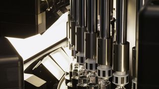 Hochmoderne und besonders schnelle Kameras gewährleisten eine zuverlässige Erkennung von kosmetischen Defekten wie Risse am Spritzenflansch oder Fehler bei der Versiegelung von Ampullen. (Bild: Bosch Packaging Technology)