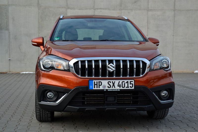 Optisch fällt der neue Suzuki SX4 S-Cross besonders durch seine Frontpartie mit dem markanten Kühlergrill auf. (Michel/»kfz-betrieb«)