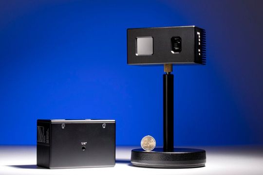 Li-Fi Grathus im Grössenvergleich(Bild:  Fraunhofer IPMS)