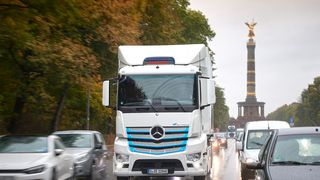 Frachtverkehr in der Stadt ist eine weltweite Herausforderung - wie hier in Berlin. In China sind nun die ersten autonomen Trucks in Städten unterwegs.  (Bild: Daimler AG)
