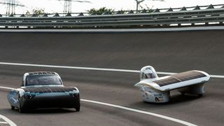 Gemeinsam auf der Ovalbahn der Teststrecke: Der Bochumer Thyssenkrupp Blue.Cruiser (links) und der Aachener Huawai Sonnenwagen. (Matthias König, SolarCar-Projekt Hochschule Bochum)