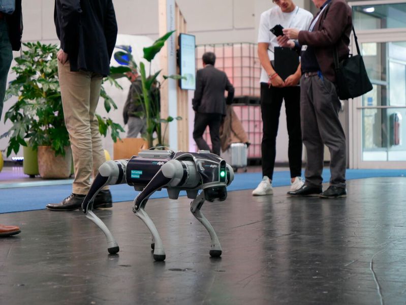 Auch der klassische Roboterhund darf auf der Hannover Messe inzwischen nicht mehr fehlen.  (Bild: Sandro Kipar/VCG)
