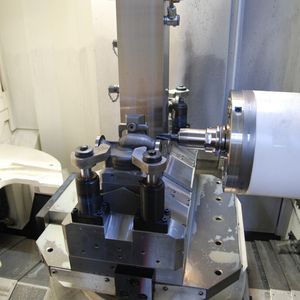 Auf dem Mazak BAZ werden die Pumpengehäuse abgelängt, plan gefräst und an der Außenseite mit einem Zollgewinde versehen.