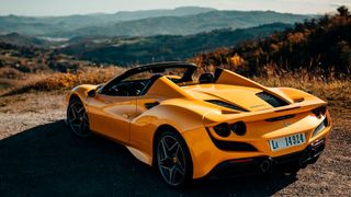 Bis zu einer Geschwindigkeit von 45 km/h kann man das faltbare Hardtop des F8 Spider per Knopfdruck in rund 14 Sekunden versenken. (Bild: ampnet/Philipp Rupprecht)