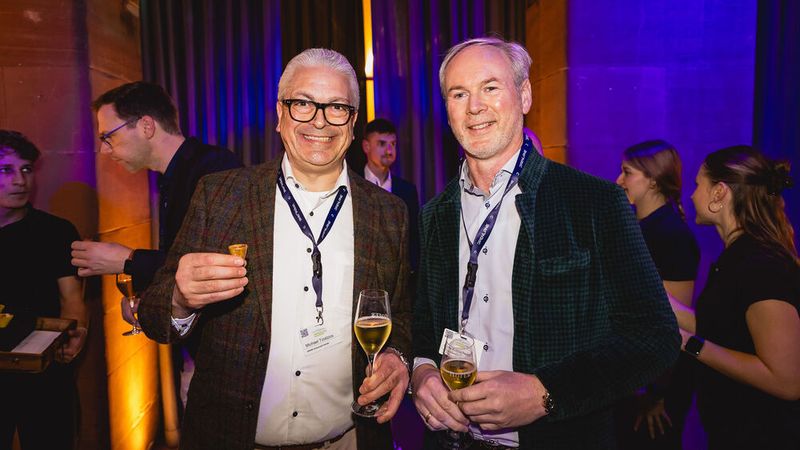 Michael Tziatzios (l., Dekra Automotive) mit Uwe Kohlscheen (Autohaus Gottfried Schultz) (Bild: stefan bausewein)