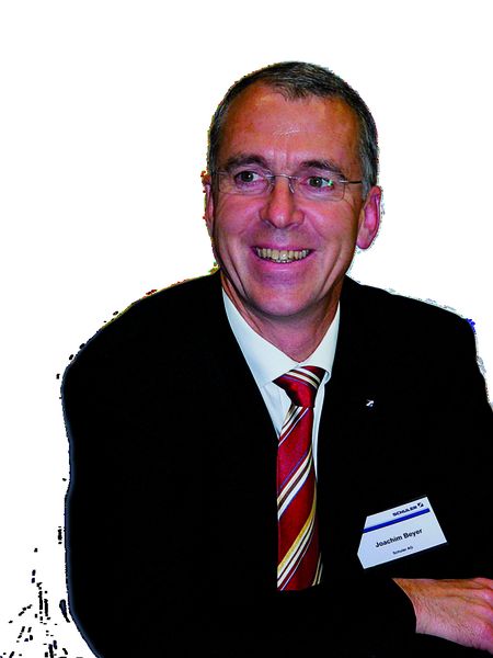 Joachim Beyer, Mitglied des Vorstandes der Schuler AG, ist sich sicher: „Die Produktivität ist bei einer Servopresse viel höher als bei anderen Lösungen und auch die Bandbreite der Produkte ist umfangreicher; deshalb wird die Servopresse mittelfristig den Markt penetrieren.“ (Archiv: Vogel Business Media)