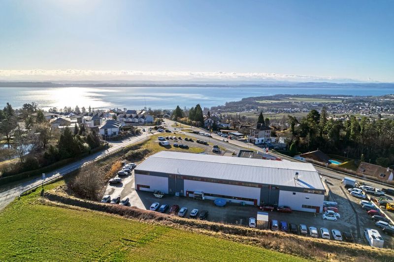 Les locaux de Rostan Suisse SA à Corcelles dans le canton de Neuchâtel avec une vue bucolique sur le lac. (Source : Rostan Suisse SA)