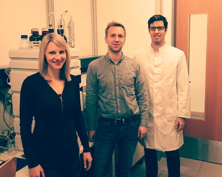 Abb. 5: Zusammensetzung der Arbeitsgruppe November 2017 (v. links) Bettina Friedl (Apothekerin), Oliver Wahl (Apotheker), Sebastian Zimmermann (Apotheker) (Universität Würzburg)