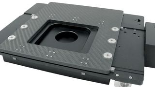 Der Kreuztisch KT250-DC-EDLM von Steinmeyer Mechatronik wurde speziell für den Einsatz in der Medizintechnik entwickelt und ermöglicht ein schnelles Scannen von Trägern mit hundert Laborproben. (Steinmeyer Mechatronik)