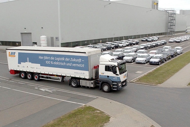 Das Werk Zwickau der Volkswagen Sachsen GmbH und das Porsche Werk Leipzig nutzen vollelektrische 40-Tonner mit automatisierten Fahrfunktionen. (AMZ Automobilzulieferer Sachsen)