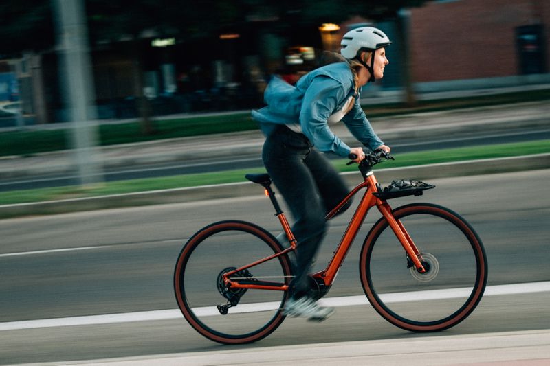 Das E‑Bike „Carpe“ von Orbea ist mit dem Shimano-EP6-Antrieb ausgestattet, der bis zu 85 Nm Drehmoment liefert. Der integrierte 420-Wh-Akku kann bei Bedarf durch einen zusätzlichen 252-Wh-Akku erweitert werden. Der baskische Hersteller hat das Bike an den Alltag in der Stadt ausgerichtet. Die Geometrie sorgt für eine komfortable Sitzposition und ein kontrolliertes Fahrverhalten, während der tiefe Einstieg das Auf- und Absteigen erleichtert. Für mehr Fahrkomfort setzt Orbea auf das firmeneigene, sogenannte „Twin-Glide-Flex-System“: Eine spezielle Rahmenkonstruktion soll Vibrationen reduzieren. Alltagstauglich sind auch die klappbare Pedale und ein um 90 Grad drehbarer Lenker, die das Abstellen auch auf engem Raum erlauben. Das Carpe ist Teil der „Urban-and-Active“-Serie von Orbea. Das Bike ist in verschiedenen Ausführungen und in den Farben Diamond Black, Nickel und Mars Red erhältlich; der Preis beginnt bei 2.999 Euro. (Bild: www.orbea.com | pd-f)
