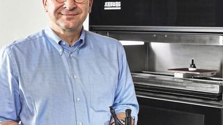 Als Praxisbeispiel produziert und prüft die Turnkey-Anlage rund um einen Freeformer 300-3X individualisierte Greifer-Varianten für Schachfiguren. (Arburg)