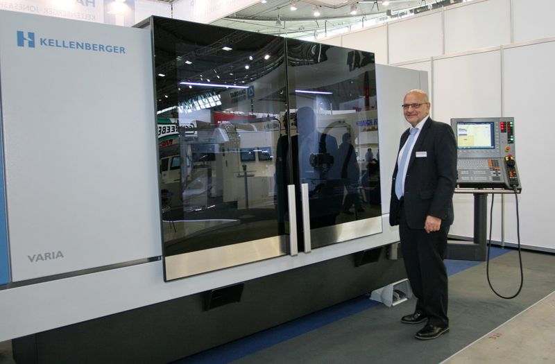 Die neue Rundschleifmaschine Varia von Kellenberger: funktionelles Design und neueste Technik – hier im Bild mit Marketingleiter John Schär. (Bild: Anne Richter, SMM)