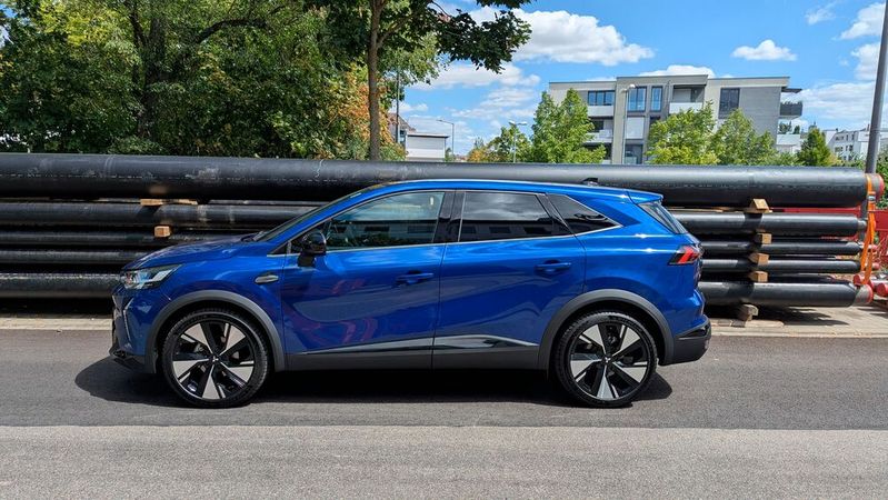 Der Grandis trägt den Namen eines Van-Modells von Mitsubishi aus den 2000er Jahren, ist aber ein Badge-Engineering-Modell auf Basis des Renault Symbioz.(Bild:  Rosenow – VCG)