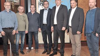 Führungsteam der Kfz-Innung Rostock – Bad Doberan: (v. li.) Norbert Stark (Geschäftsführer), Norbert Kuß (Werkstattprüfer), Olaf Seiler (Vorstandsmitglied), Martin Goldbach (stellv. Obermeister), Mike Specht (Obermeister), Andreas Wigger (Vorstandsmitglied) und Uwe Hameister (Werkstattprüfer).  (Bild: Zietz/»kfz-betrieb«)