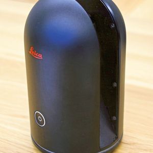 Der 3D-Laserscanner BLK 360 ist leicht, äußerst kostengünstig, einfach zu transportieren und zu bedienen und liefert zu den 3D-Daten auch noch Bildinformationen sowie IR-Messdaten.(Bild:  Klaus Vollrath)