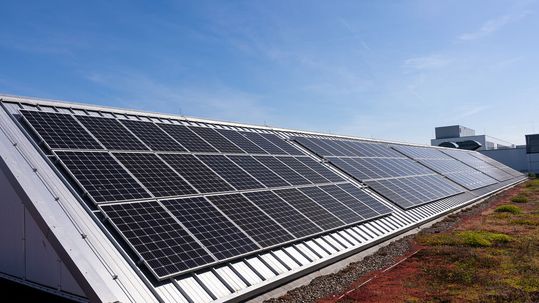 WAGO investiert bereits seit vielen Jahren in die regenerative Energieerzeugung – die auf dem Dach des Mindener Headquarters installierte PV-Anlage liefert 200 kW.(Bild:  WAGO)