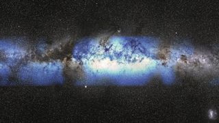 So würde die Milchstraße aussehen, wenn man sie durch ein Neutrino-Objektiv betrachten würde (blau). (Bild: IceCube​/​NSF (Lily Le & Shawn Johnson)​/​ESO (S. Brunier))