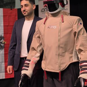 „Wir wollten keinen humanoiden Roboter für eine Bühne entwickeln, sondern ein System für reale Arbeit“, Ümit Bas (l.), Gründer und CEO von Iono Robotics.(Bild:  Iono Robotics)
