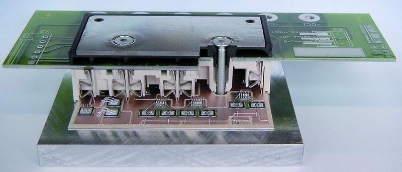 MiniSKiiP mit Federn zur Kontaktierung der Leiterplatte (Archiv: Vogel Business Media)