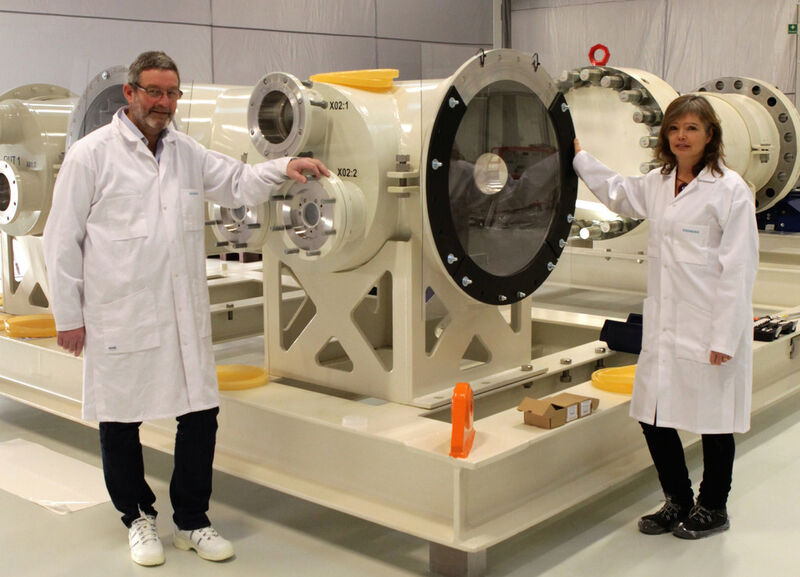 Siemens-Wissenschaftler Jan Erik Lystad und Astrid Petterteig mit den Prototypen einer Schaltanlage, der künftig Pumpen und andere Systeme am Meeresgrund steuern soll. (Siemens)