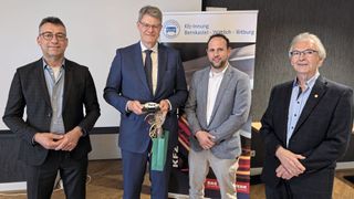 Bundesverkehrsminister Schnieder mit den Obermeistern Rainer Ferres (l.), Stellvertreter Timo Rings (3. v. l.) und Ehrenobermeister Kurt Mertes (r.).  (Bild: Kfz-Innung Bernkastel-Wittlich-Bitburg)