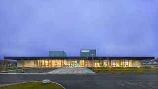 Drei große, zentrale Kuben stoßen durch die Dachfläche und markieren die zentralen Kompetenzfelder des Unternehmens. Sie sind von außen weithin sichtbar.  (Bild: Roland Halbe )