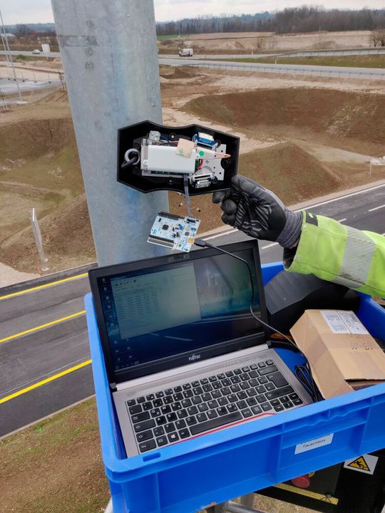 Die Radarsensoren zur kabellosen Ansteuerung mehrerer LED-Fluter können bequem in 10 Metern Höhe an den Lichtmasten montiert werden.(Bild:  Lixtec)