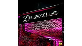 Das neue Lexus-Forum Osnabrück ist besonders nachts ein Hingucker. (Foto: Auto Weller)