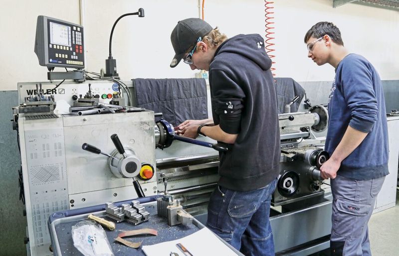 Insgesamt sind bei der Feritec AG sechs junge Berufsleute in Ausbildung. Im letzten Ausbildungsjahr sollen die Polymechaniker-Lehrlinge auch an der neuen Fertigungszelle ausgebildet werden. (Bild: Anne Richter, SMM)