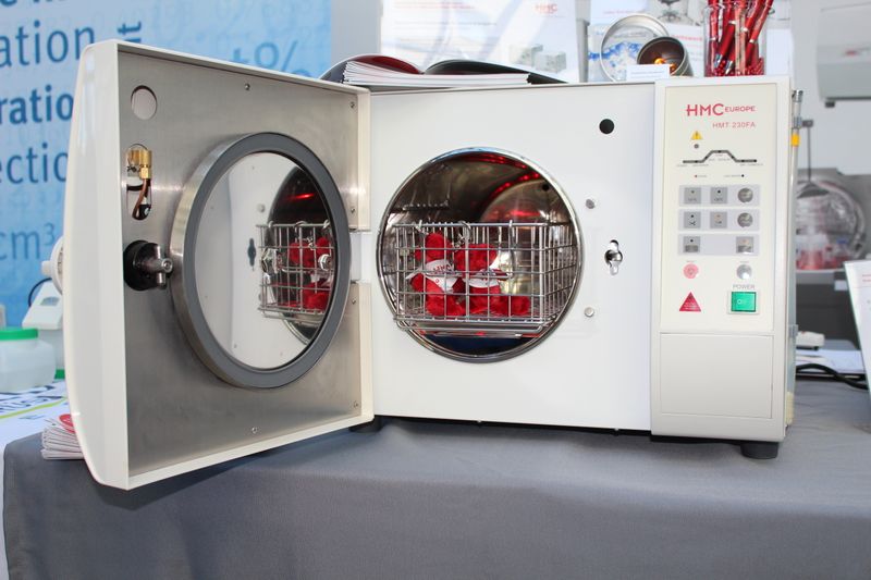 Impressionen der Lab-Supply Berlin vom 13. Juni 2019  In den Hallen des Estrel-Hotels in Berlin Neu-Kölln konnten Besucher der Lab-Supply mit den Ausstellern ins Gespräch kommen. Hier sind einige Impressionen vom Messetag sowie Besucherstimmen für Sie zusammengestellt. Die nächste Lab-Supply ist am 28. August 2019 in Dresden. Weitere Infos zu den kommenden Lab-Supply-Messen finden Sie auf www.lab-supply.info.   Lese-Empfehlung: Nachbericht zum erfolgreichen Auftakt der Lab-Supply in Wien. (Bild: LABORPRAXIS, C. Lüttmann)