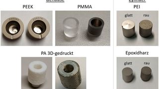 Diverse Ansichten von mit der neuen Metallisierungsmethode beschichteten Außen- und Innenkonturen von 3D-Kunststoffteil-Oberflächen. (Bild: Innovent e.V.)