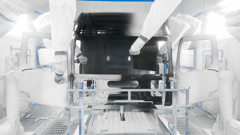 Ein neuer Lackierprozess im Mercedes-Benz Werk Wörth senkt den Energieverbrau und die Zahl der Lackierkabinen.(Bild:  Daimler Truck AG)