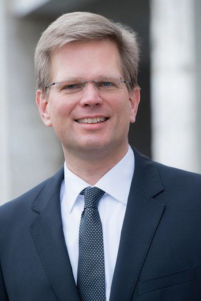 Neuer Vorstandsvorsitz bei Leoni: Der Aufsichtsrat der Leoni AG hat Aldo Kamper zum Vorstandsvorsitzenden bestellt. Der 47-Jährige, der derzeit als CEO von Osram Opto Semiconductors tätig ist, wird das Amt spätestens am 1. Oktober 2018 antreten. Bei Leoni soll Kamper seine Erfahrung im Industrie- und Automobilumfeld einbringen und die Weiterentwicklung des  Konzerns zum Lösungsanbieter für das Energie- und Datenmanagement unterstützen. (Tobias Büttner - Photo Büttner)