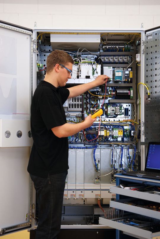 Effizienz mit Standardbaugrupppen: Sehr einfache 100 Prozent Prüfung der einzelnen Funktionen in einem modularen Schaltschrank. Effizienz mit Standardbaugrupppen: Sehr einfache 100 Prozent Prüfung der einzelnen Funktionen in einem modularen Schaltschrank.