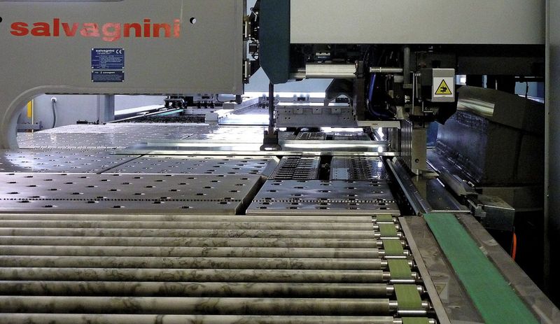 Im Salvagnini-Biegezentrum P4Xe werden die Platinen nacheinander schnell und hochgenau gekantet – dabei werden die Kanten exakt ausgeformt. (Bild: Kuhn)