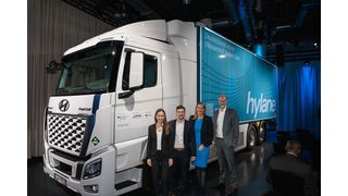 Darf losrollen! Von links: Sara Schiffer, Geschäftsführerin Hylane GmbH, Maximilian Draxler, dort Head of Finance, Sabine Essmann, Key Account Managerin Schmitz Cargobull, und Beat Hirschi, Geschäftsführer Hyundai Hydrogen Mobility, vor dem frisch zugelassenen Hyundai-H2-Lkw. (Bild: Hylane)