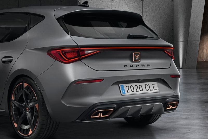 Hinten signalisiert ein kraftvolles Heck den Folgenden, besser auf Abstand zu bleiben. (Bild: Seat)