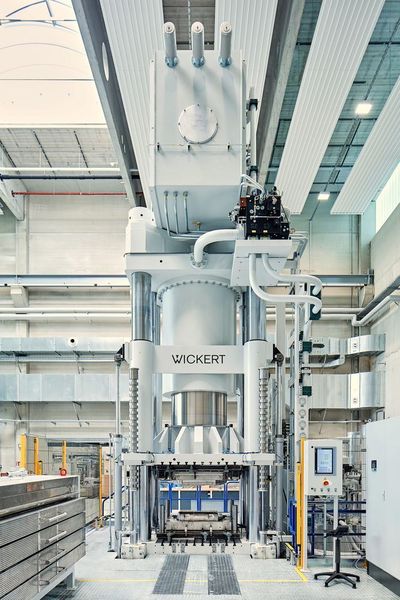 Die Wickert-Compositepresse vom Typ WKP 2500 S am IST in Chemnitz ist für den Laborbetrieb für viele Jahre hinweg ausgelegt – und zwar so, dass sie sowohl vielfältig einsatzbar ist als auch für eine Automatisierung infrage kommt. (TU Chemnitz)