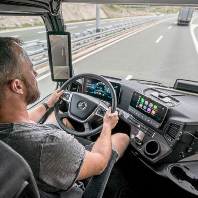Ob im Lkw oder im Bus – Deutschland droht ein Mangel an qualifizierten Fahrern. (Bild: © Daimler AG)