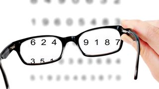 Etwa jeder vierte Bundesbürger leidet an Kurzsichtigkeit und muss diese über eine Hilfsmittel wie eine Brille korrigieren. (© Edler von Rabenstein - Fotolia)